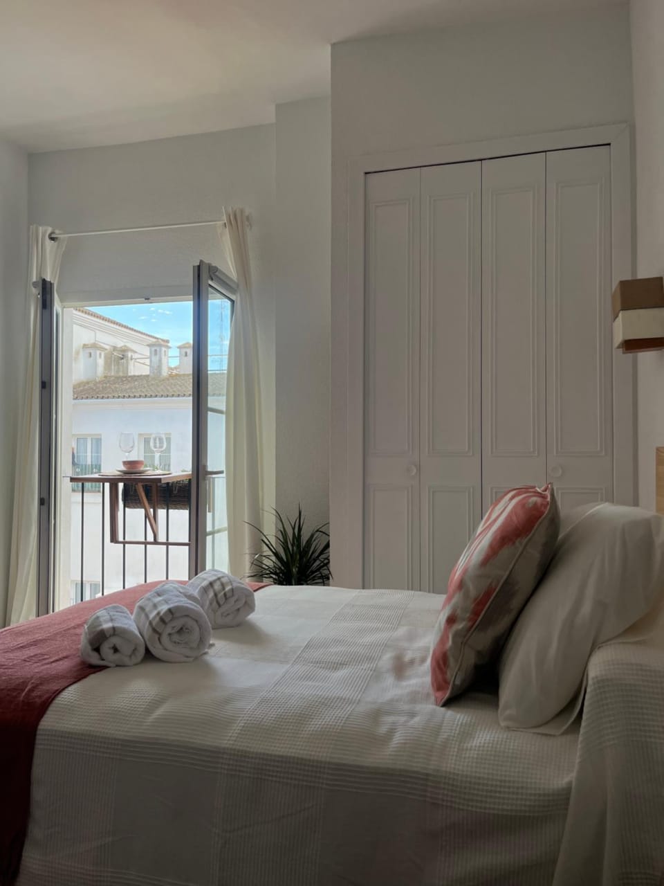 Bed, towels