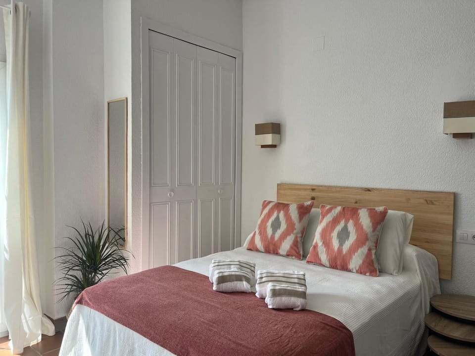 Bed, towels