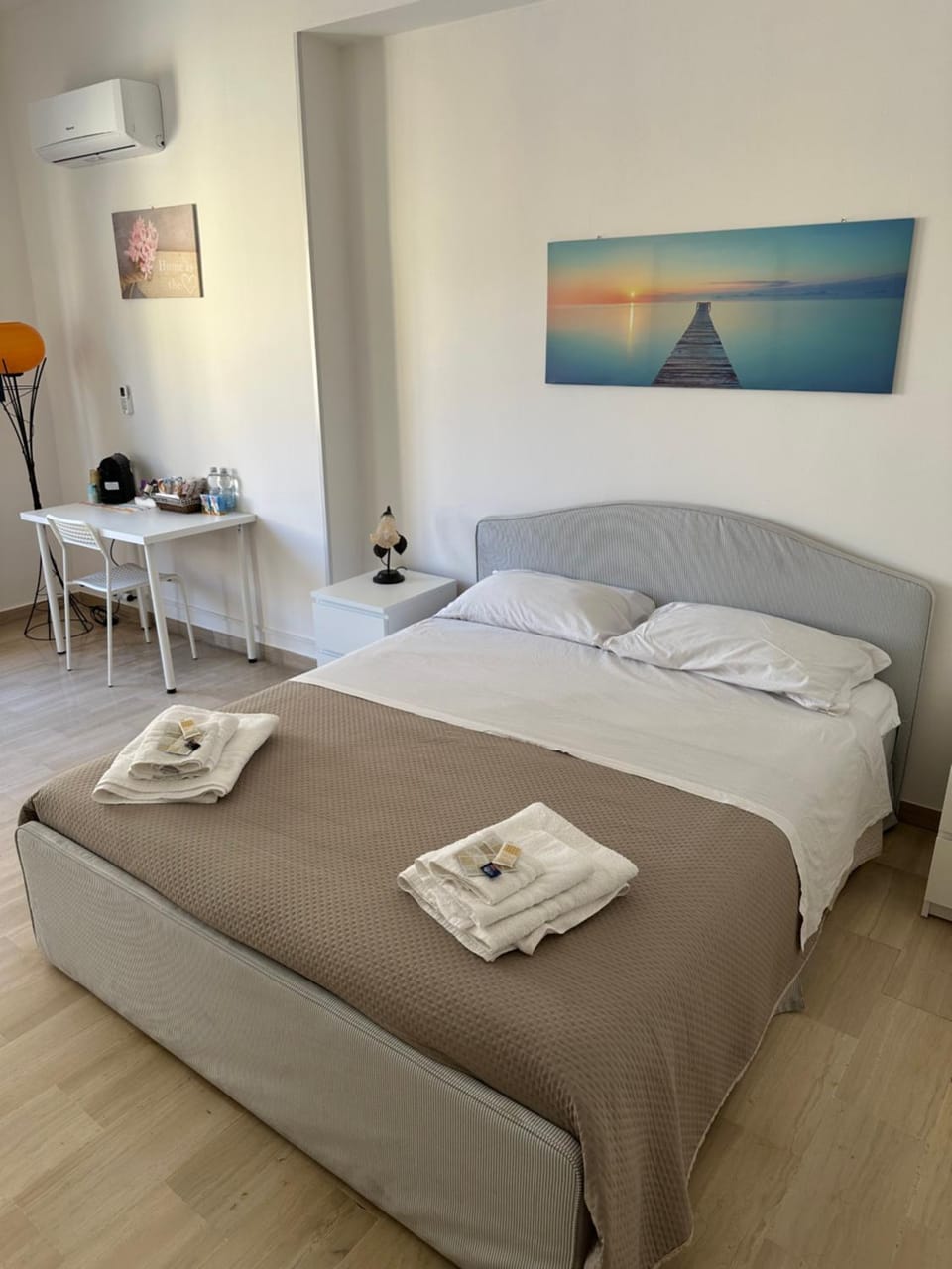 Bed, Bedroom, towels