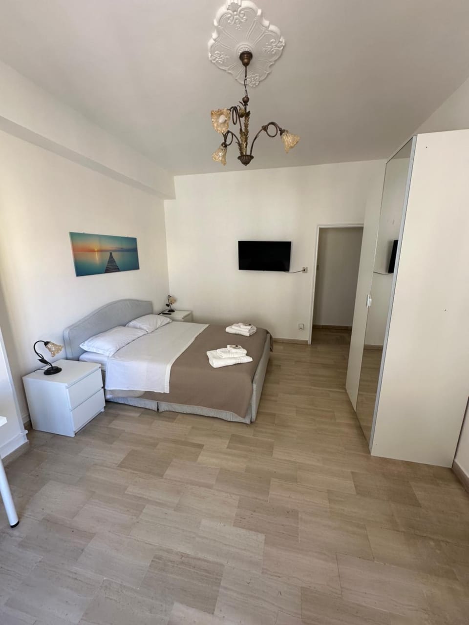 Bed, TV and multimedia, Photo of the whole room, wardrobe