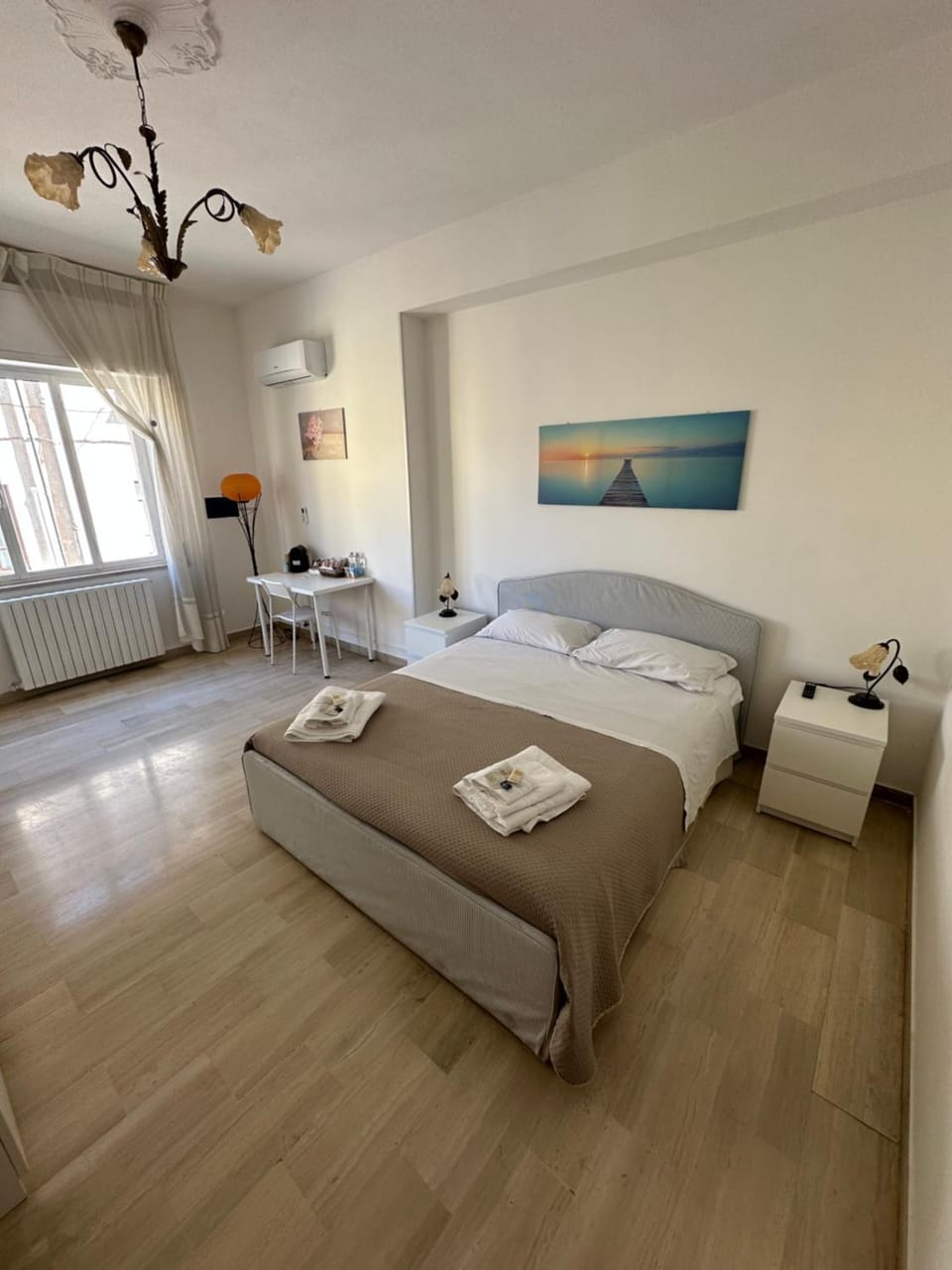 Bed, Photo of the whole room, Seating area, Bedroom, towels