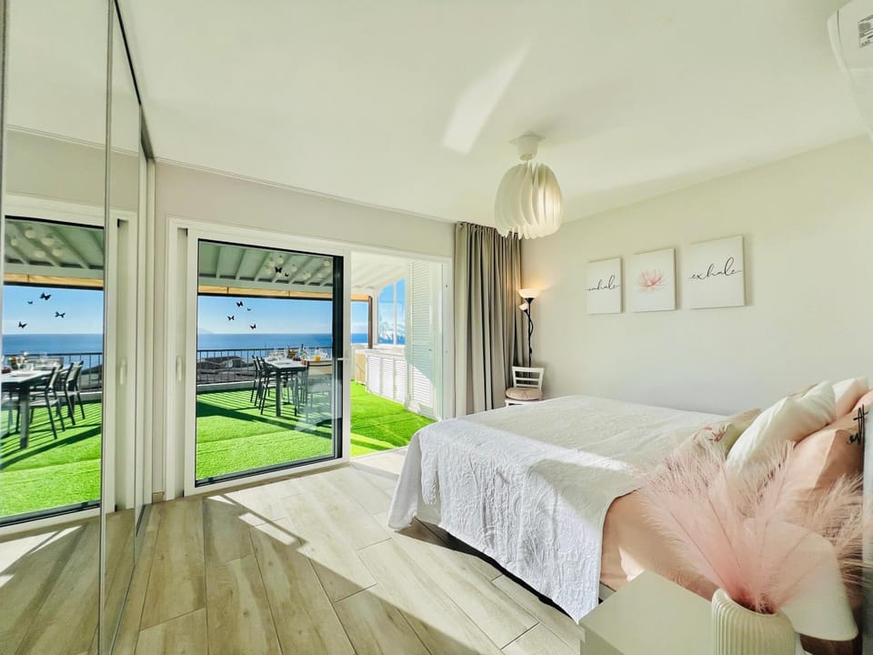 Bed, View (from property/room), Balcony/Terrace, Photo of the whole room, Bedroom, Sea view