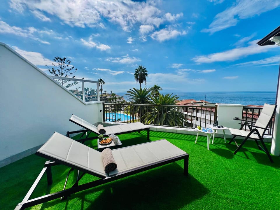 Day, Natural landscape, View (from property/room), Balcony/Terrace, Pool view, Sea view, Swimming pool, sunbed