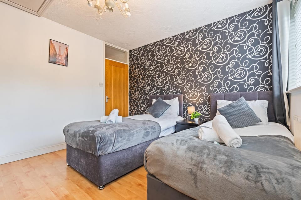 Stylish 4BR Home by Hyped Properties Perfect for Contractors & Groups-Weekend & Long Term Stays Near Centre & Golf with Parking House in Birmingham