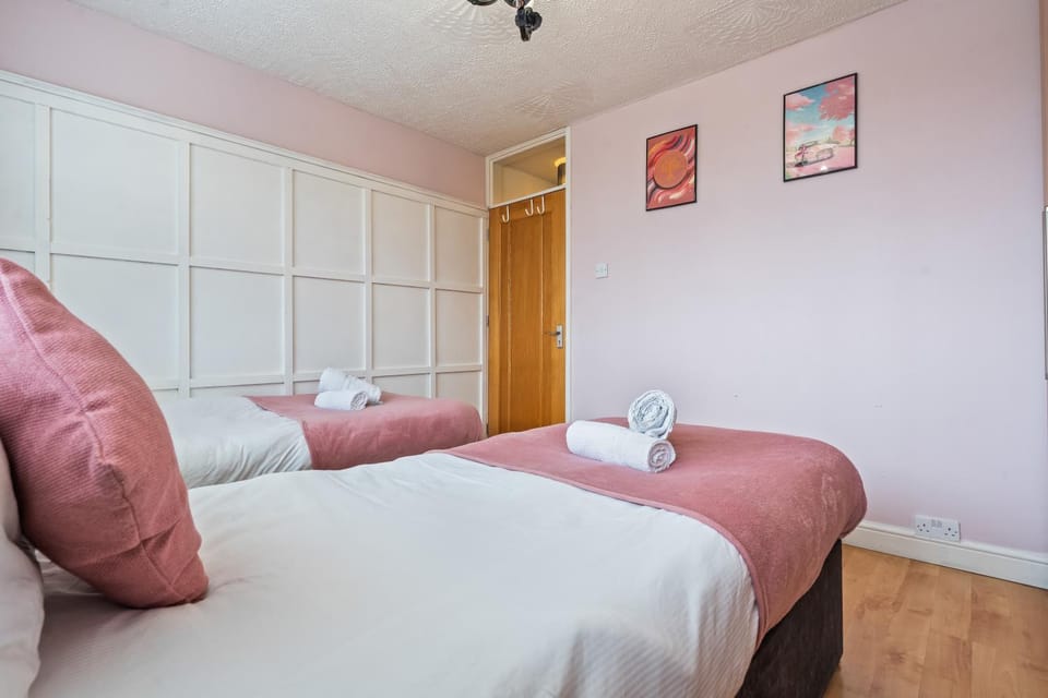 Stylish 4BR Home by Hyped Properties Perfect for Contractors & Groups-Weekend & Long Term Stays Near Centre & Golf with Parking House in Birmingham