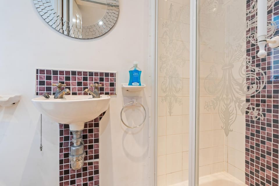 Stylish 4BDR House By Hyped Properties Short Term Rental Agency With Free Parking & WiFi West Bromwich House in Birmingham