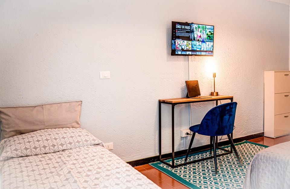 Bed, Night, TV and multimedia, Seating area, Evening entertainment, Bedroom, internet, internet, internet