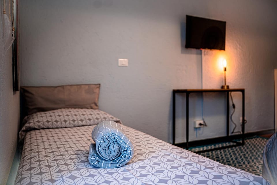 Bed, TV and multimedia, Photo of the whole room, Bedroom, towels