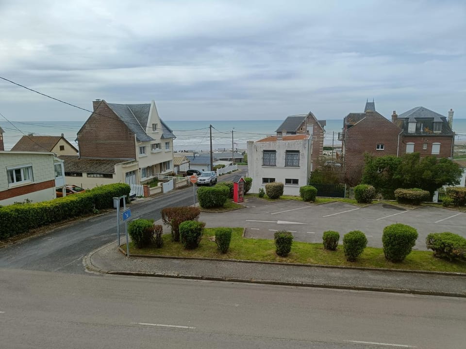 Property building, Neighbourhood, Natural landscape, Sea view, Location, Parking