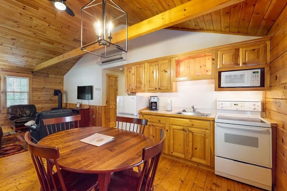 Coffee/tea facilities, Kitchen or kitchenette, Dining area, oven, stove