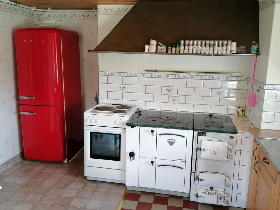 Kitchen or kitchenette, oven, stove