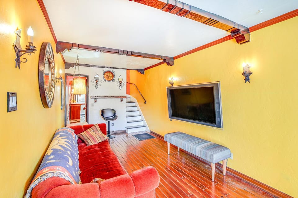 1 Mi to Ocean! Home w/ Rooftop Deck in Long Beach House in Long Beach