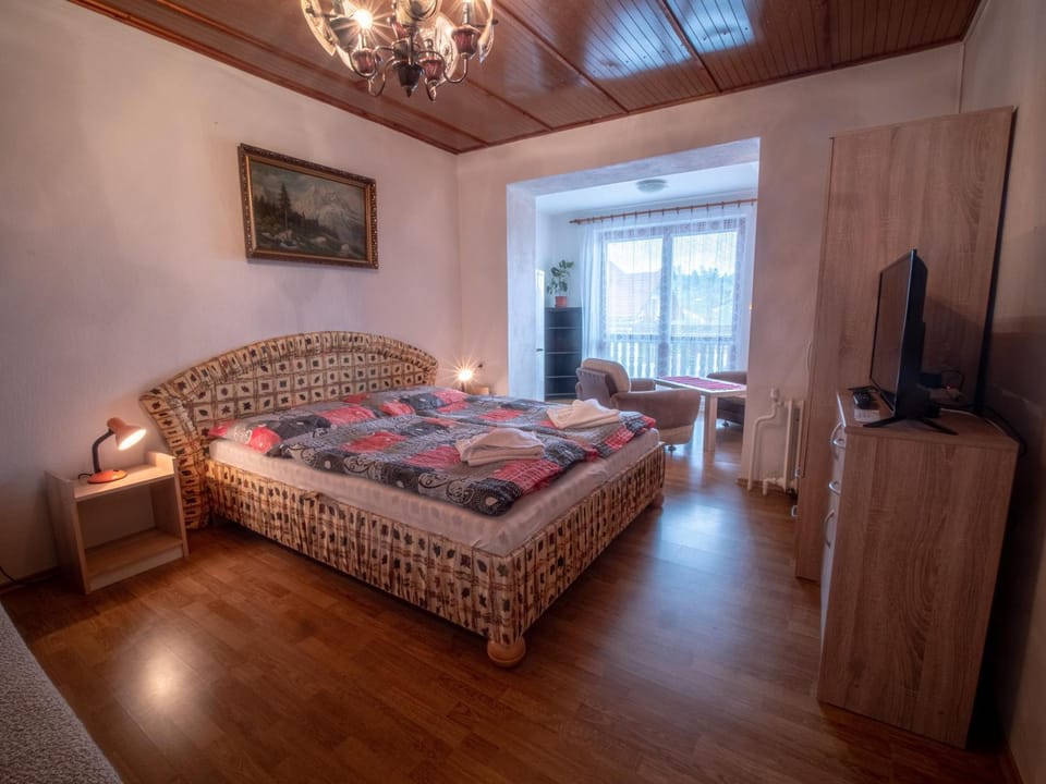 Photo of the whole room, Bedroom