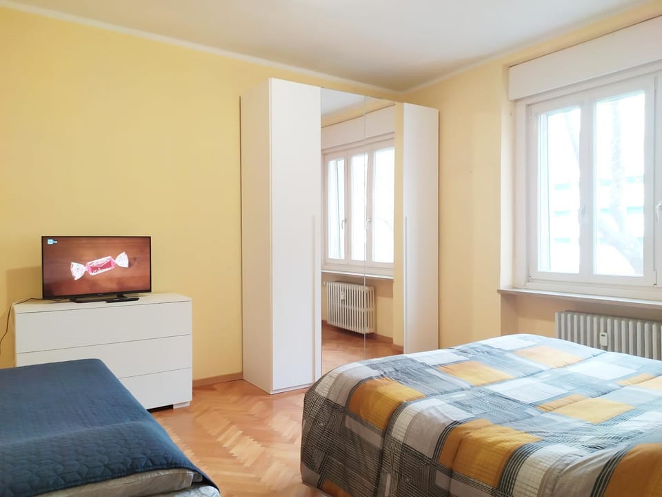 Bed, TV and multimedia, Photo of the whole room, Bedroom