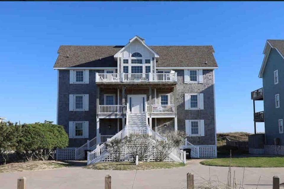 8 Bed Oceanfront in OBX with Pool & Hot Tub House in Frisco