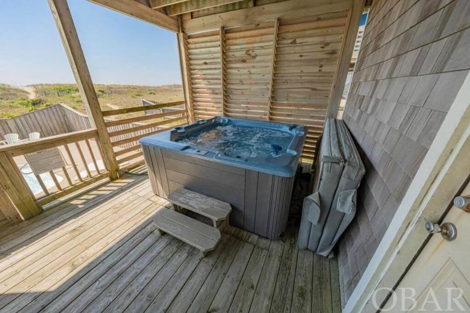 8 Bed Oceanfront in OBX with Pool & Hot Tub House in Frisco