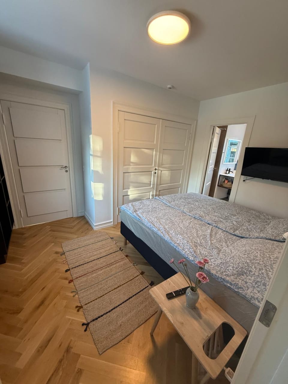 Bed, TV and multimedia, Photo of the whole room, Bedroom