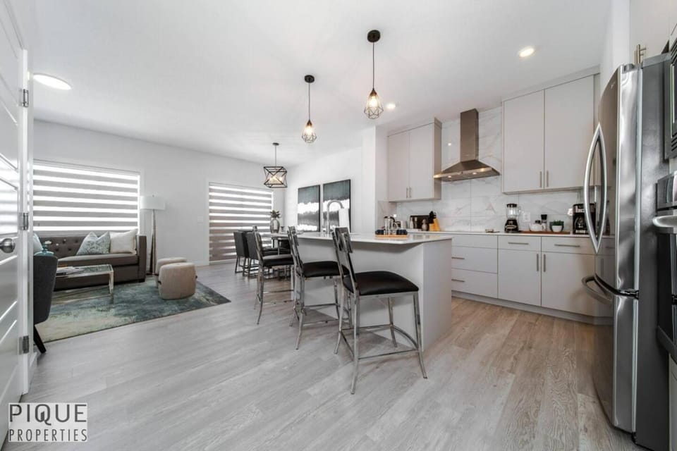 Kitchen or kitchenette, Living room, Photo of the whole room, Dining area