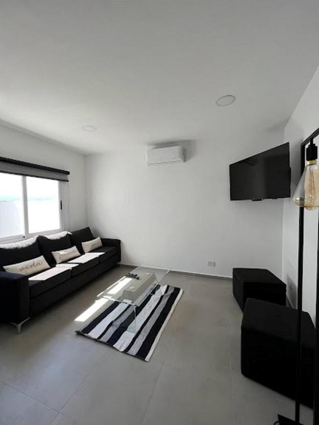 Communal lounge/ TV room, TV and multimedia, Living room, Photo of the whole room, air conditioner