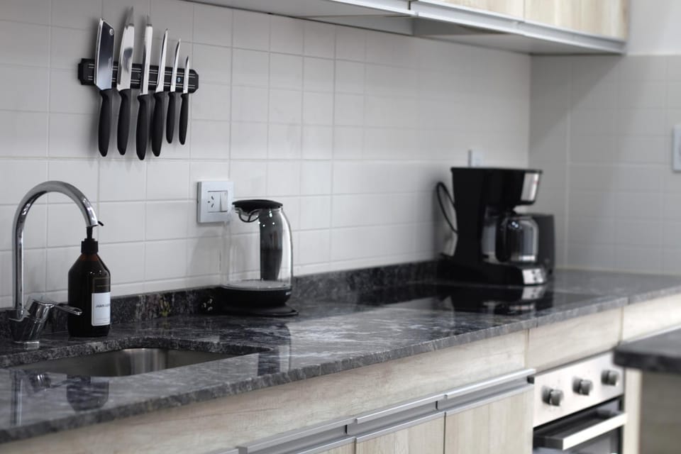 Coffee/tea facilities, Kitchen or kitchenette, stove