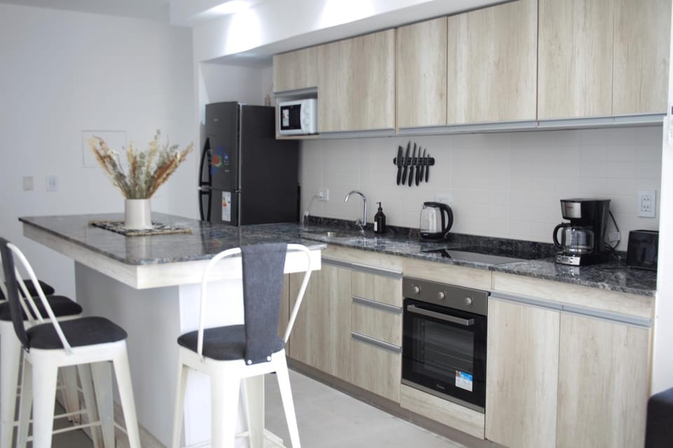 Coffee/tea facilities, Kitchen or kitchenette, Dining area, oven, stove, toaster