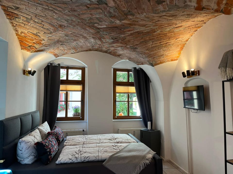 Bed, TV and multimedia, Bedroom