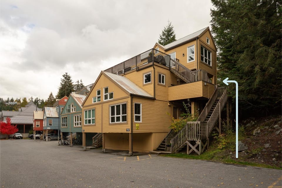 1BR in Gondola Village, Near Gondola, Free Parking, Updated Unit, Incredible Location House in Whistler