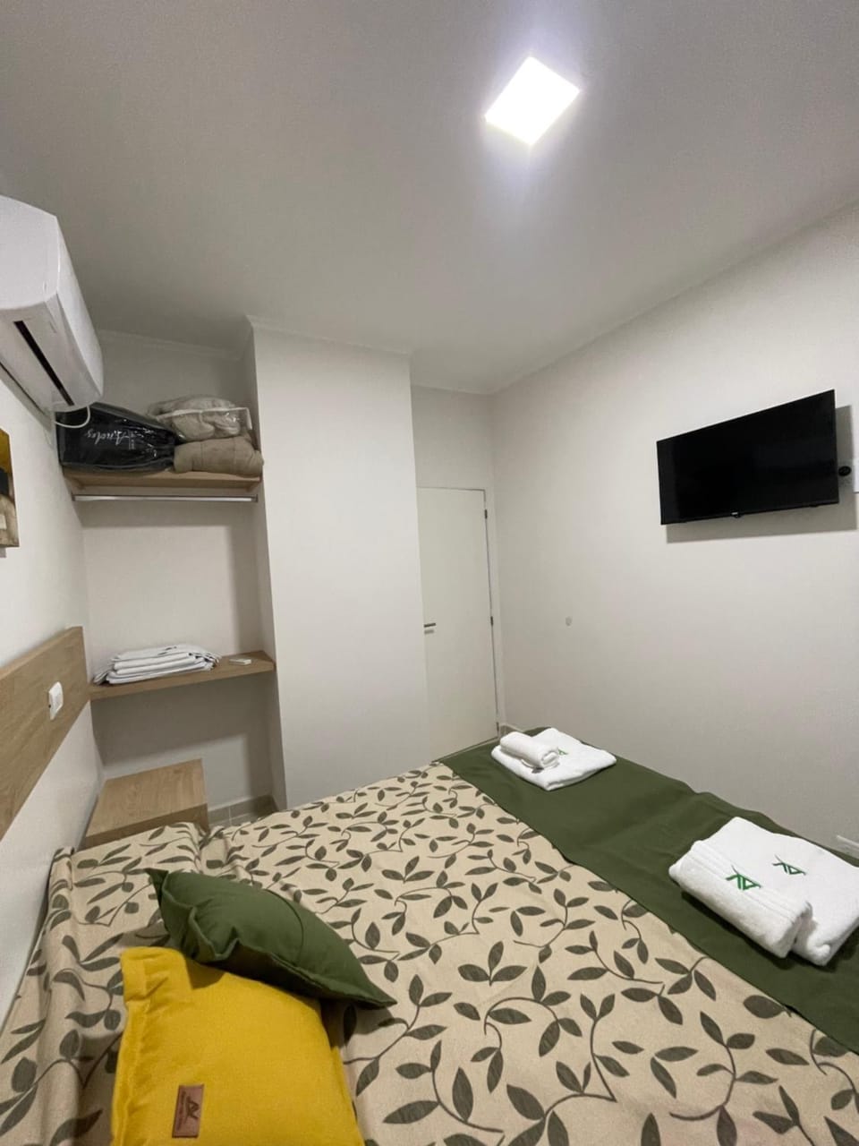 TV and multimedia, Photo of the whole room, Bedroom