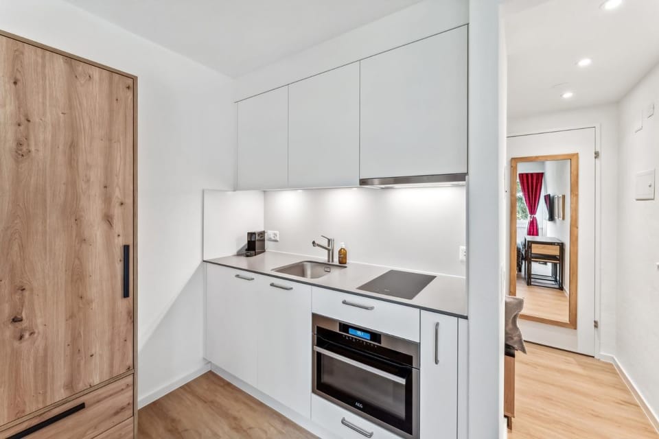 Coffee/tea facilities, Kitchen or kitchenette, oven, stove, toaster