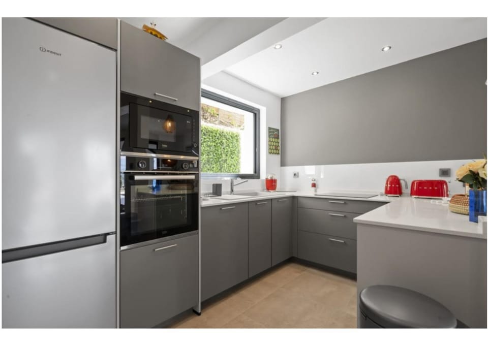 Coffee/tea facilities, stove, kitchen