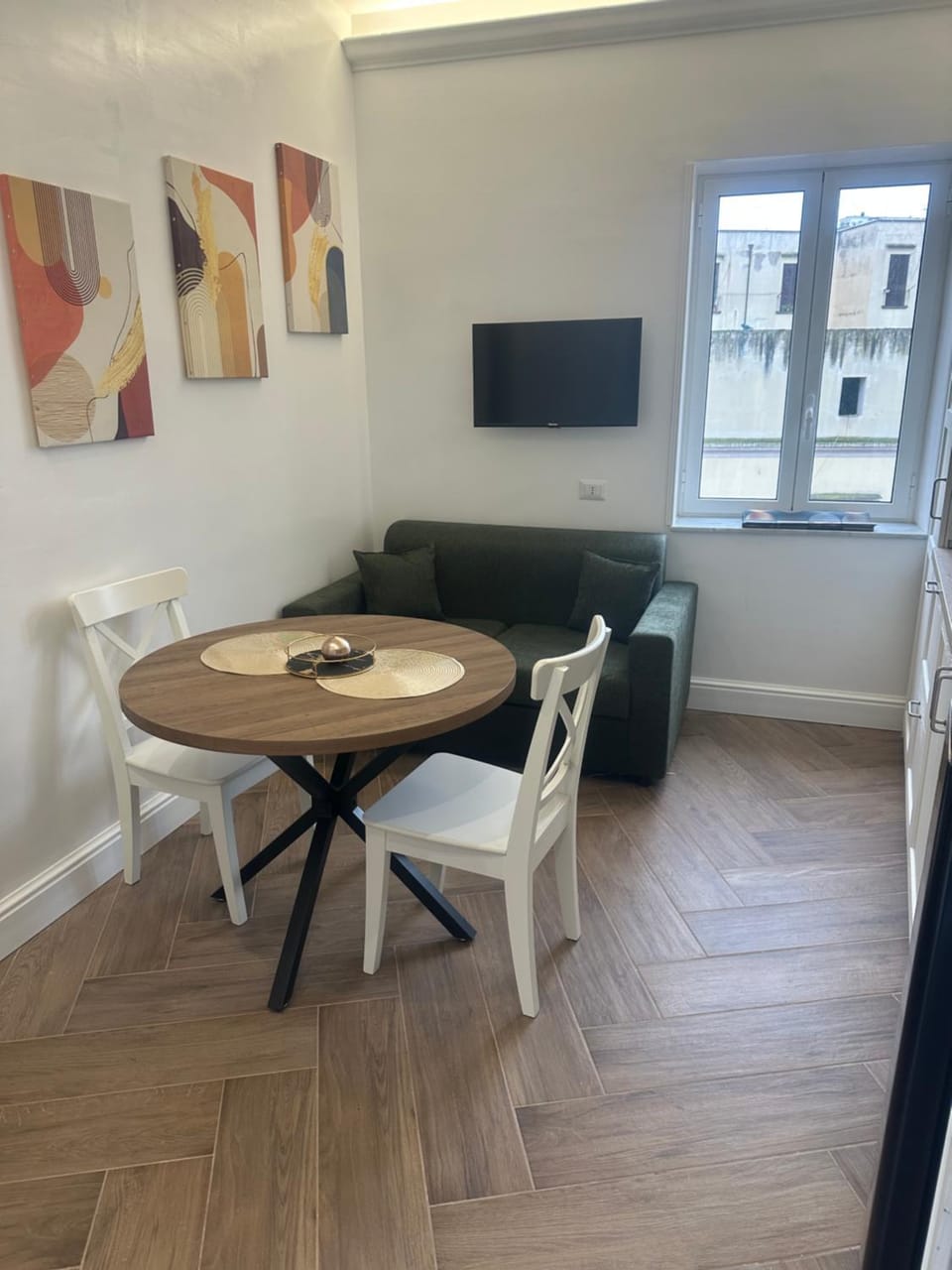 TV and multimedia, Seating area, Dining area