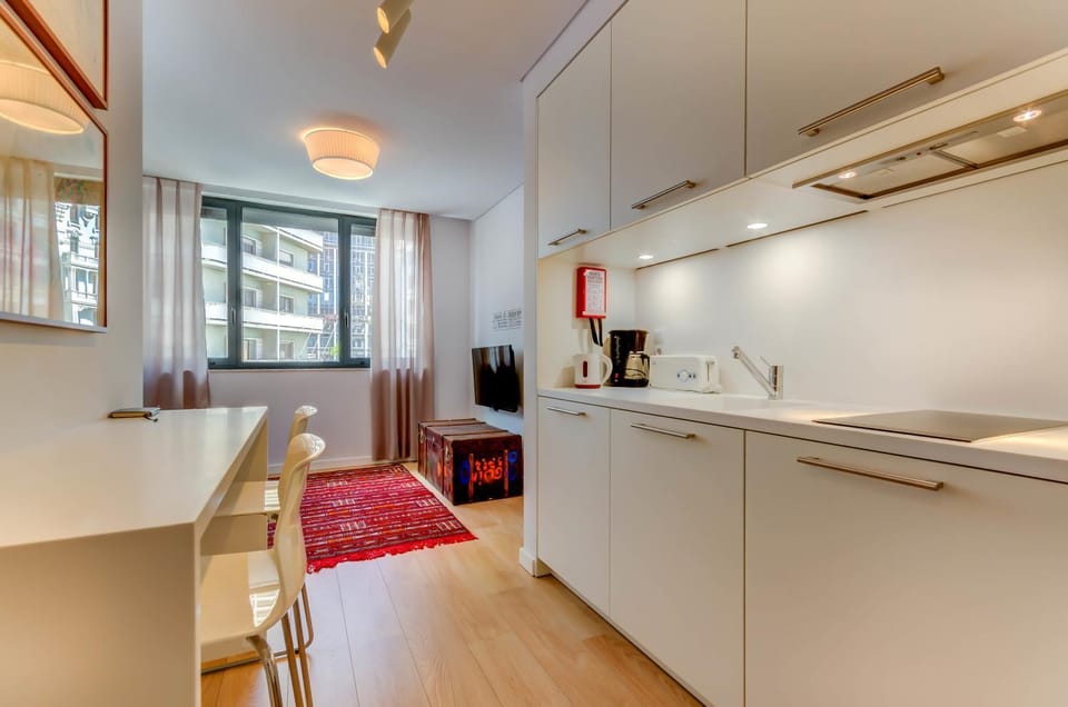 TV and multimedia, Coffee/tea facilities, Kitchen or kitchenette, Living room, Seating area, Dining area, stove