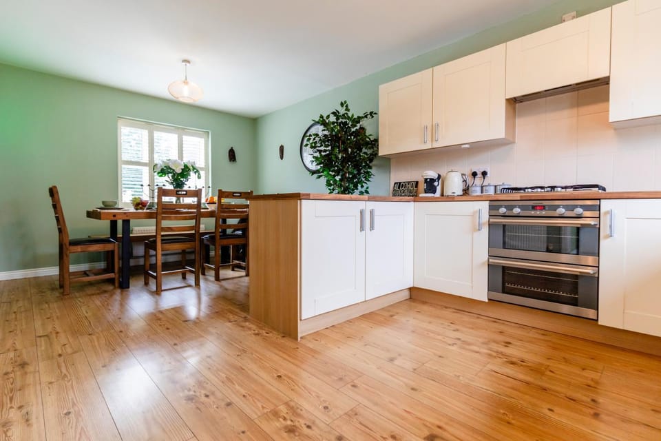 Dining area, oven, pet friendly, stove