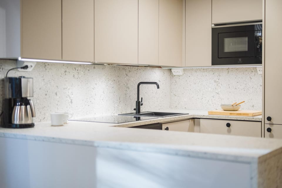 Coffee/tea facilities, Kitchen or kitchenette, stove