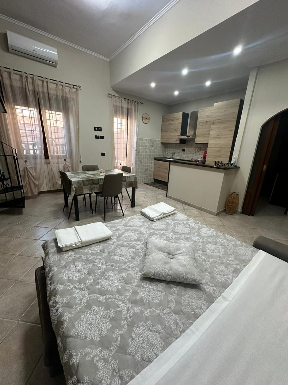 Bed, Kitchen or kitchenette, Dining area