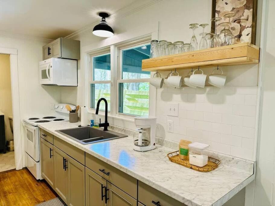 Cozy Cabin - Convenient in the High Country Cabin in Brushy Fork