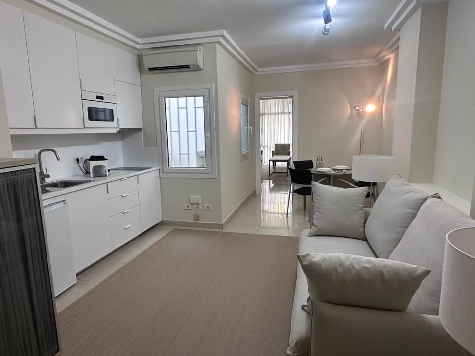 Kitchen or kitchenette, Seating area