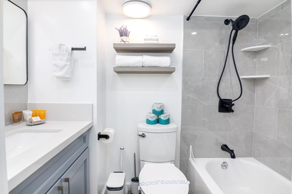 Shower, Toilet, Bathroom, towels