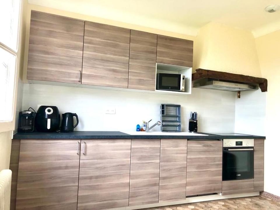 Coffee/tea facilities, Kitchen or kitchenette, stove