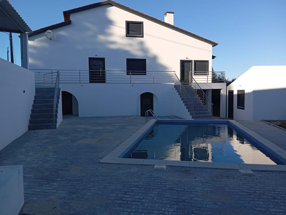 Property building, Day, Pool view, Swimming pool