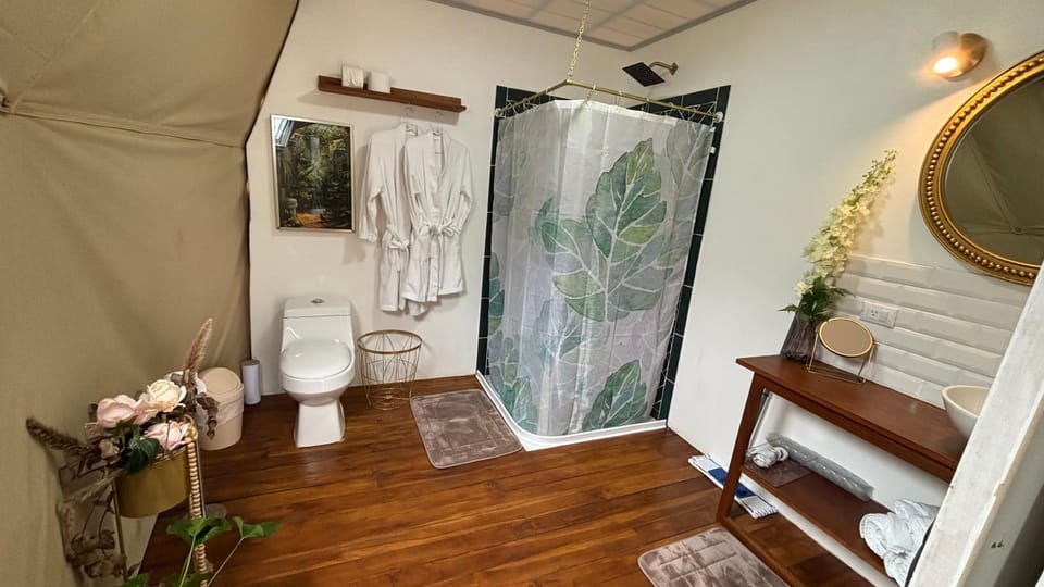 Fernanda Felisa Domes Luxury tent in Monteverde