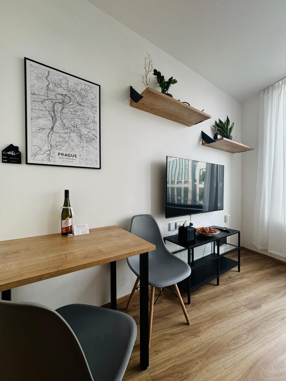 TV and multimedia, Living room, Seating area, Dining area
