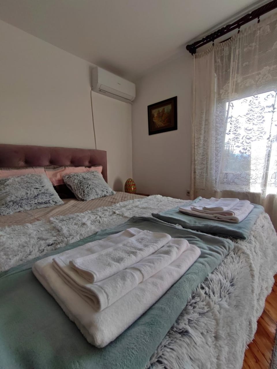 Bed, TV and multimedia, Photo of the whole room, Bedroom, towels, air conditioner