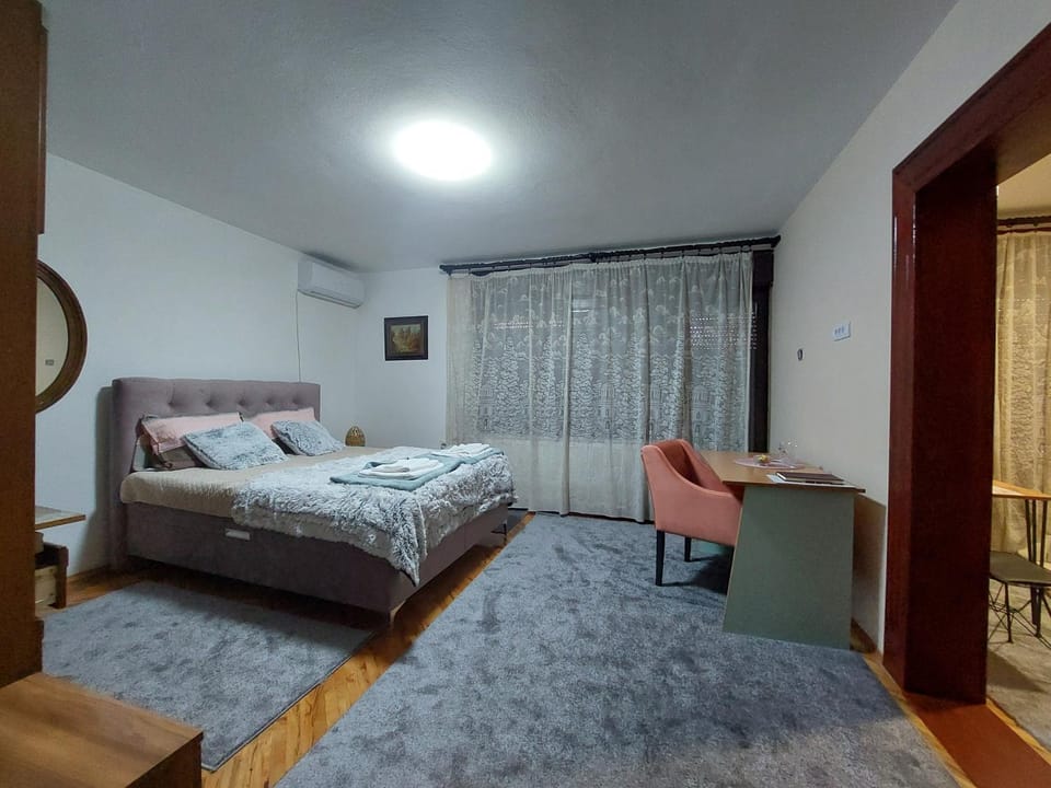 Bed, Photo of the whole room, Seating area, Bedroom