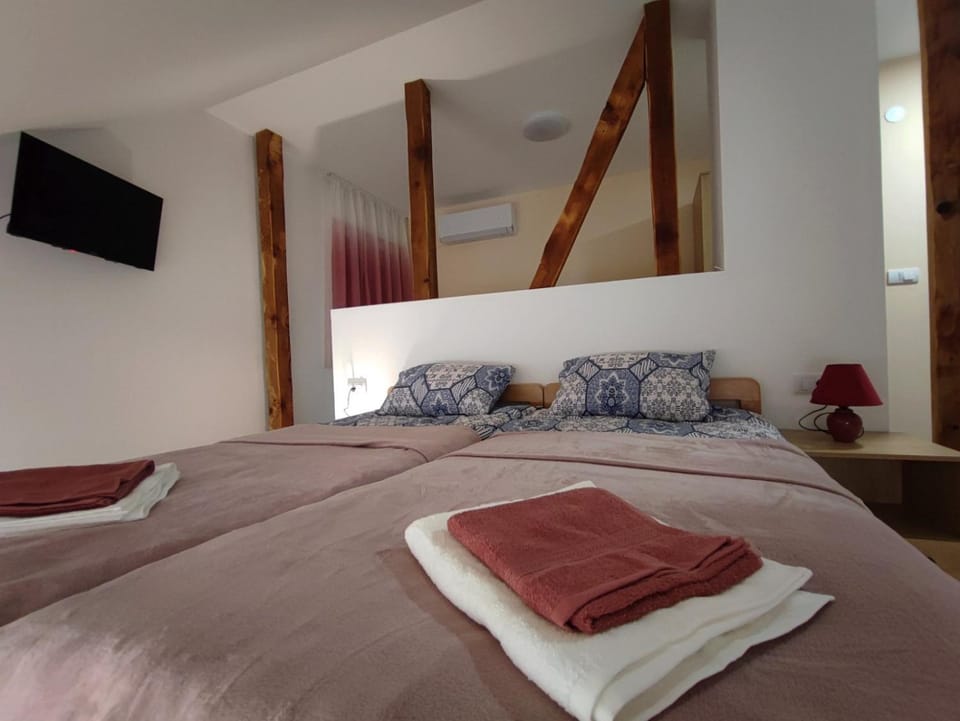 Bed, TV and multimedia, Photo of the whole room, Bedroom, towels