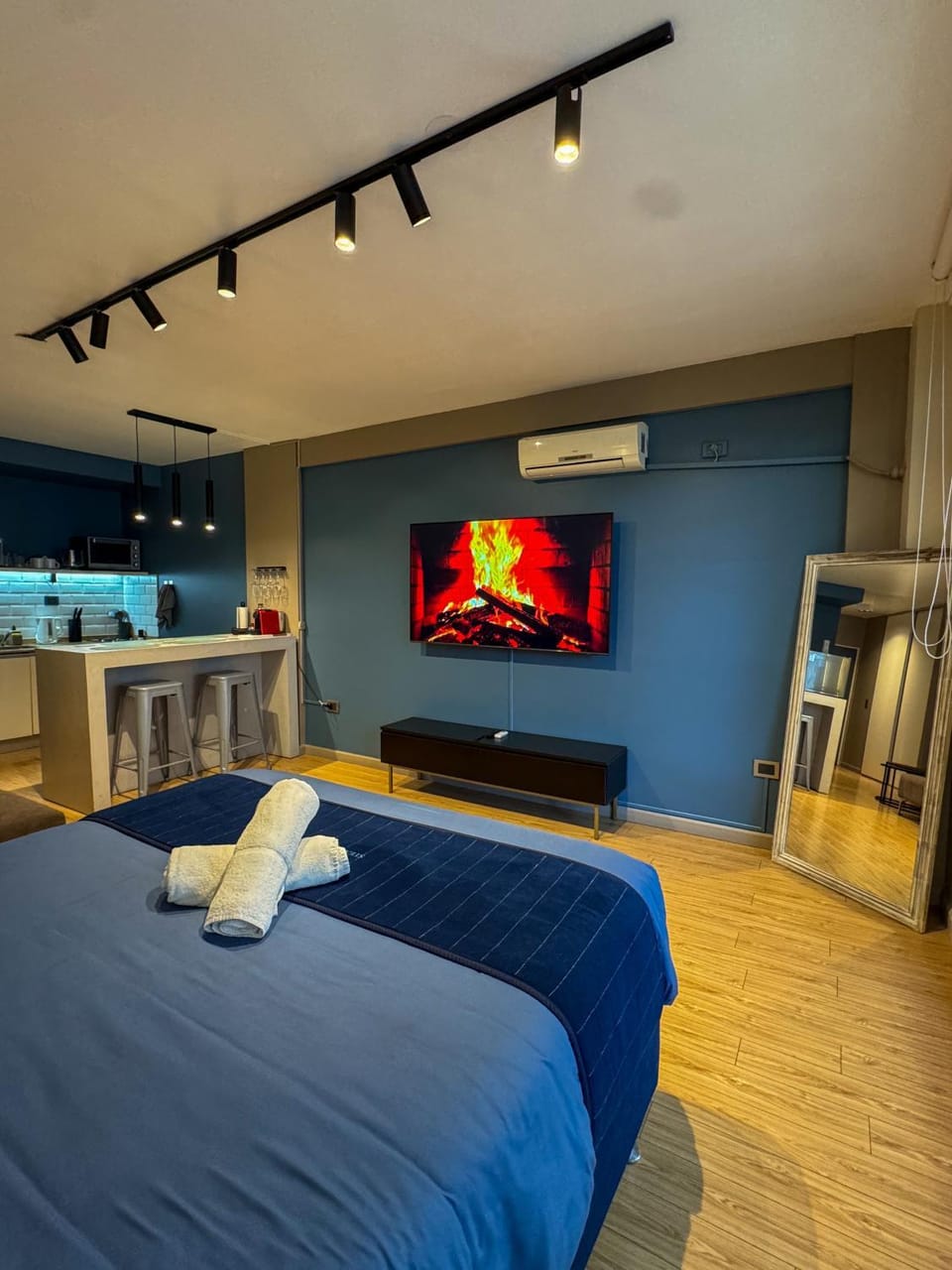 Bed, TV and multimedia, Photo of the whole room, Bedroom, towels, air conditioner