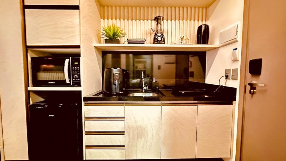 Kitchen or kitchenette, minibar, stove