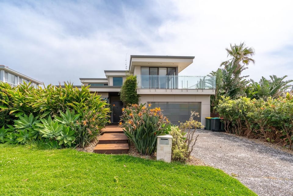 Clifftop Luxury with Pool House in Kiama