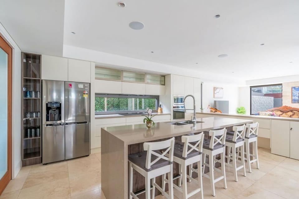 Clifftop Luxury With Pool House in Kiama