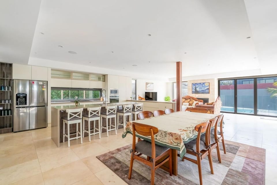 Clifftop Luxury With Pool House in Kiama